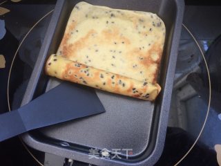 全麦黑芝麻蛋卷的做法步骤：9