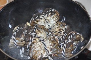油焖河蟹的做法步骤：5