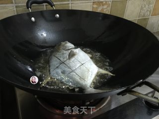 柠香煎金鲳鱼的做法步骤：3