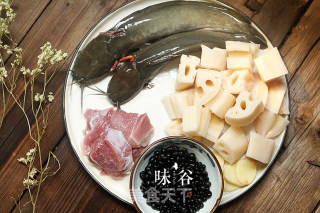 莲藕黑豆煲鲶鱼汤的做法步骤：1