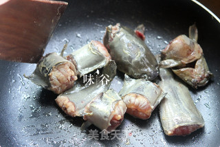 莲藕黑豆煲鲶鱼汤的做法步骤：4