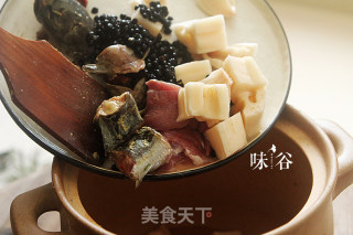 莲藕黑豆煲鲶鱼汤的做法步骤：5