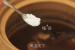 莲藕黑豆煲鲶鱼汤的做法步骤：6
