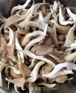 平菇炒鲜肉的做法步骤：2
