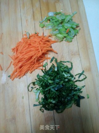 彩蔬鸡蛋饼的做法步骤：1