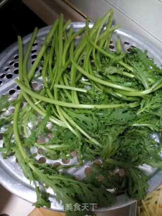 腌茼蒿的做法步骤：1