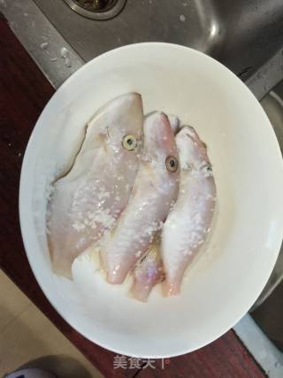 煎煮剥皮鱼的做法步骤：1