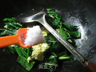 虾皮鸡蛋炒菠菜的做法步骤：6