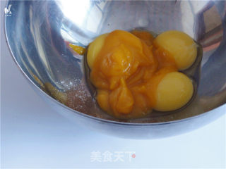 南瓜戚风的做法步骤：2