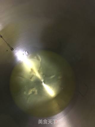 戚风蛋糕卷的做法步骤：1