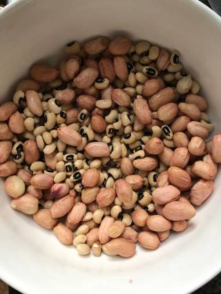 蒜子眉豆花生鸡脚老火汤的做法步骤：2