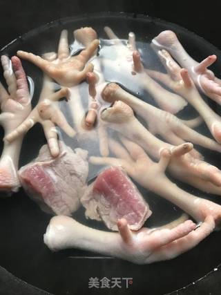 蒜子眉豆花生鸡脚老火汤的做法步骤：4