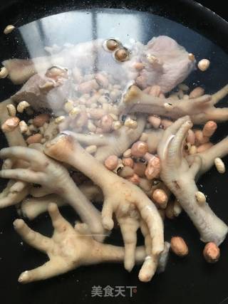 蒜子眉豆花生鸡脚老火汤的做法步骤：6