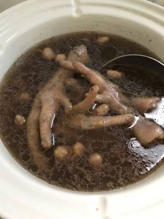 蒜子眉豆花生鸡脚老火汤的做法步骤：8