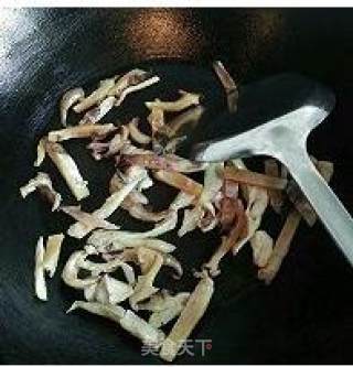 墨鱼排骨花生汤的做法步骤：1