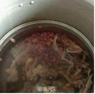 墨鱼排骨花生汤的做法步骤：3