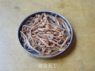 黄花菜焖鱼的做法步骤：2