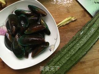 青口贝炒丝瓜的做法步骤：1