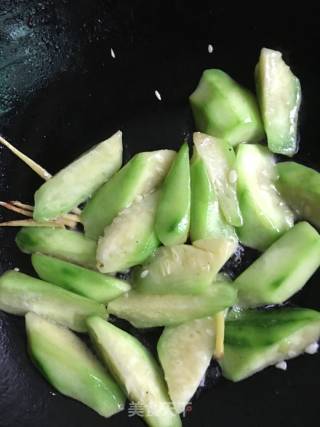 青口贝炒丝瓜的做法步骤：3