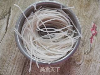 黑木耳肉片粉条煲的做法步骤：2