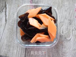 黑木耳肉片粉条煲的做法步骤：3