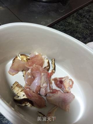 土豆焖鸡肉的做法步骤：1