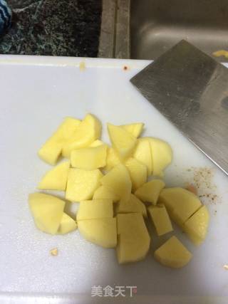 土豆焖鸡肉的做法步骤：2