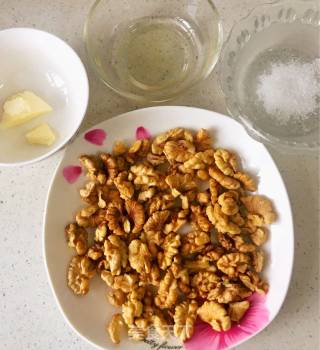 4分钟微波炉琥珀核桃的做法步骤：1