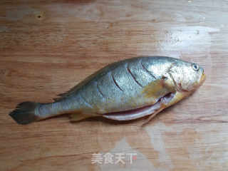 黄花鱼焖豆腐的做法步骤：2