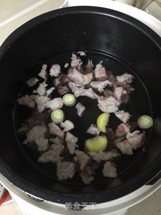 牛腩炖西红柿的做法步骤：1