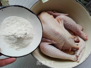 坤博砂锅荷香盐焗鸡的做法步骤：4
