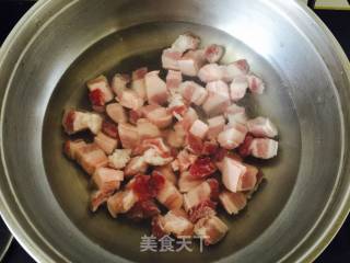 五花肉炖土豆的做法步骤：1