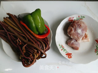 肉丝炒蕨菜的做法步骤：1