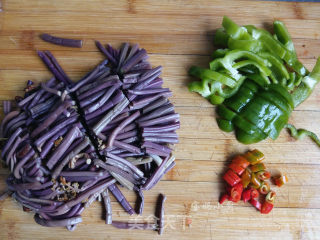 肉丝炒蕨菜的做法步骤：2