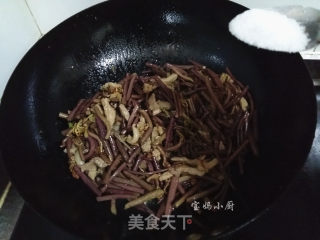 肉丝炒蕨菜的做法步骤：7