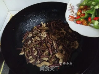 肉丝炒蕨菜的做法步骤：8