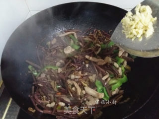肉丝炒蕨菜的做法步骤：9