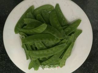 荷兰豆炒腊肠的做法步骤：2