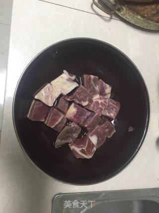 番茄萝卜炖牛腩的做法步骤：1