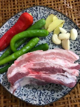农家小炒肉的做法步骤：1