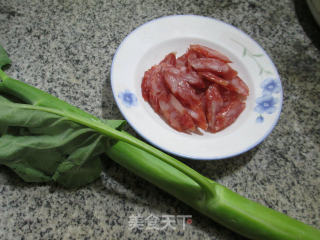香肠炒芥兰的做法步骤：1