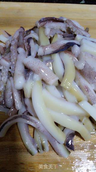 鱿鱼炒土豆的做法步骤：1