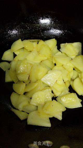 鱿鱼炒土豆的做法步骤：4
