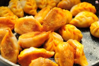 胡萝卜柳叶煎饺的做法步骤：23