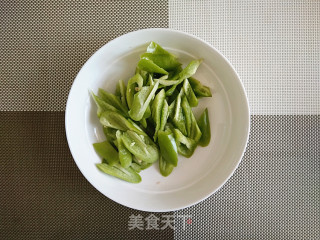 【尖椒肥肠】的做法步骤：1