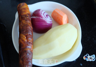香肠土豆焖饭的做法步骤：1