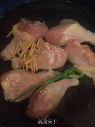 奥尔良焖鸡腿的做法步骤：1