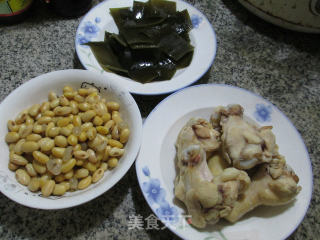 黄豆海带焖鸡翅根的做法步骤：1
