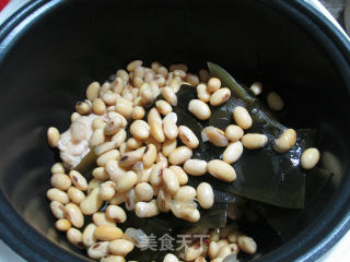黄豆海带焖鸡翅根的做法步骤：3