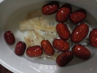 芡实红枣炖鱼胶的做法步骤：3